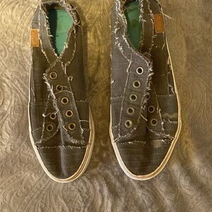 💋 Women’s misslook slip on a they are Blue distressed size 8.5 gently used